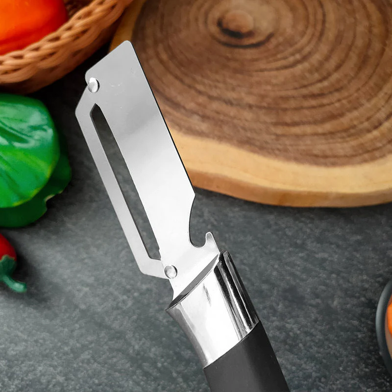 🔪 OFFERTA SPECIALE: 50% DI SCONTO IN QUESTO MOMENTO! 🥒 Pelapatate multifunzione in acciaio inossidabile – Lama larga e affilata come un rasoio, con apribottiglie ✨ - Image 7